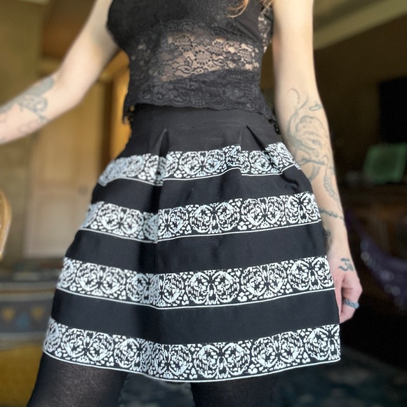 Adorable Black & White Skirt - Picture 3 of 8